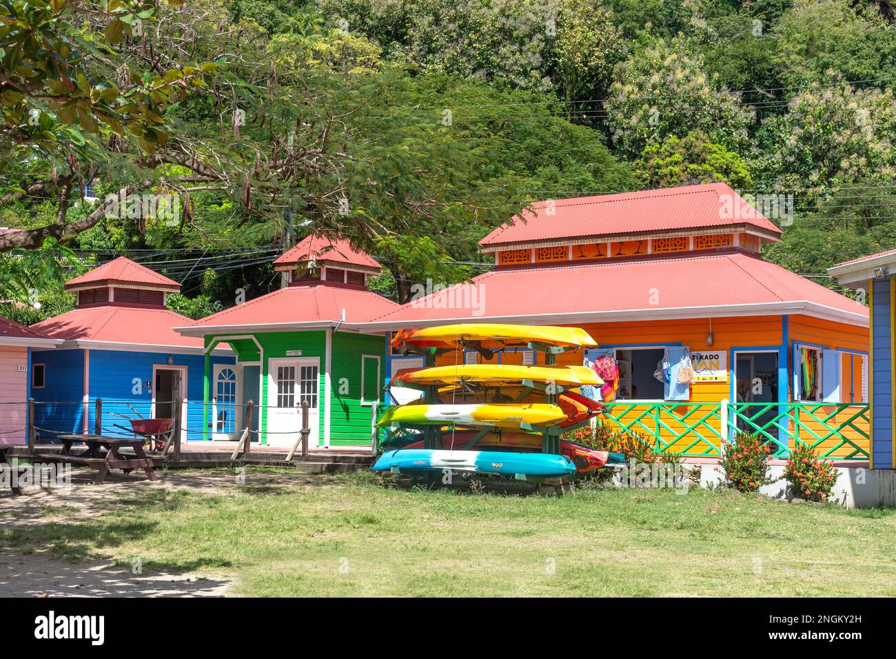 Des bâtiments commerciaux et des kayaks colorés au Parc de la Plage de Soufrière, Soufrière, quartier de la Soufrière, Sainte-Lucie, Petites Antilles, Caraïbes Banque D'Images