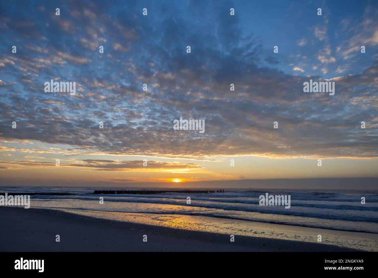Lever du soleil sur l'océan Atlantique, Atlantic City, New Jersey Banque D'Images