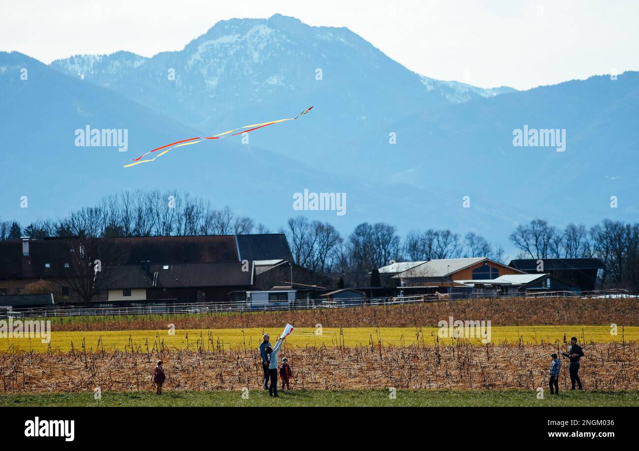 Stephanskirchen, Allemagne. 18th févr. 2023. Une famille vole des cerfs-volants à des températures printanières de 15 degrés au-dessus de zéro dans le quartier bavarois supérieur de Rosenheim. Credit: Uwe Lein/dpa/Alay Live News Banque D'Images