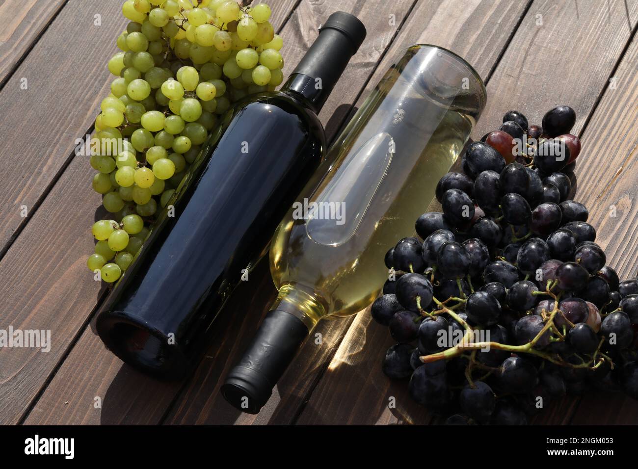 deux bouteilles de vin rouge et blanc au raisin Banque D'Images