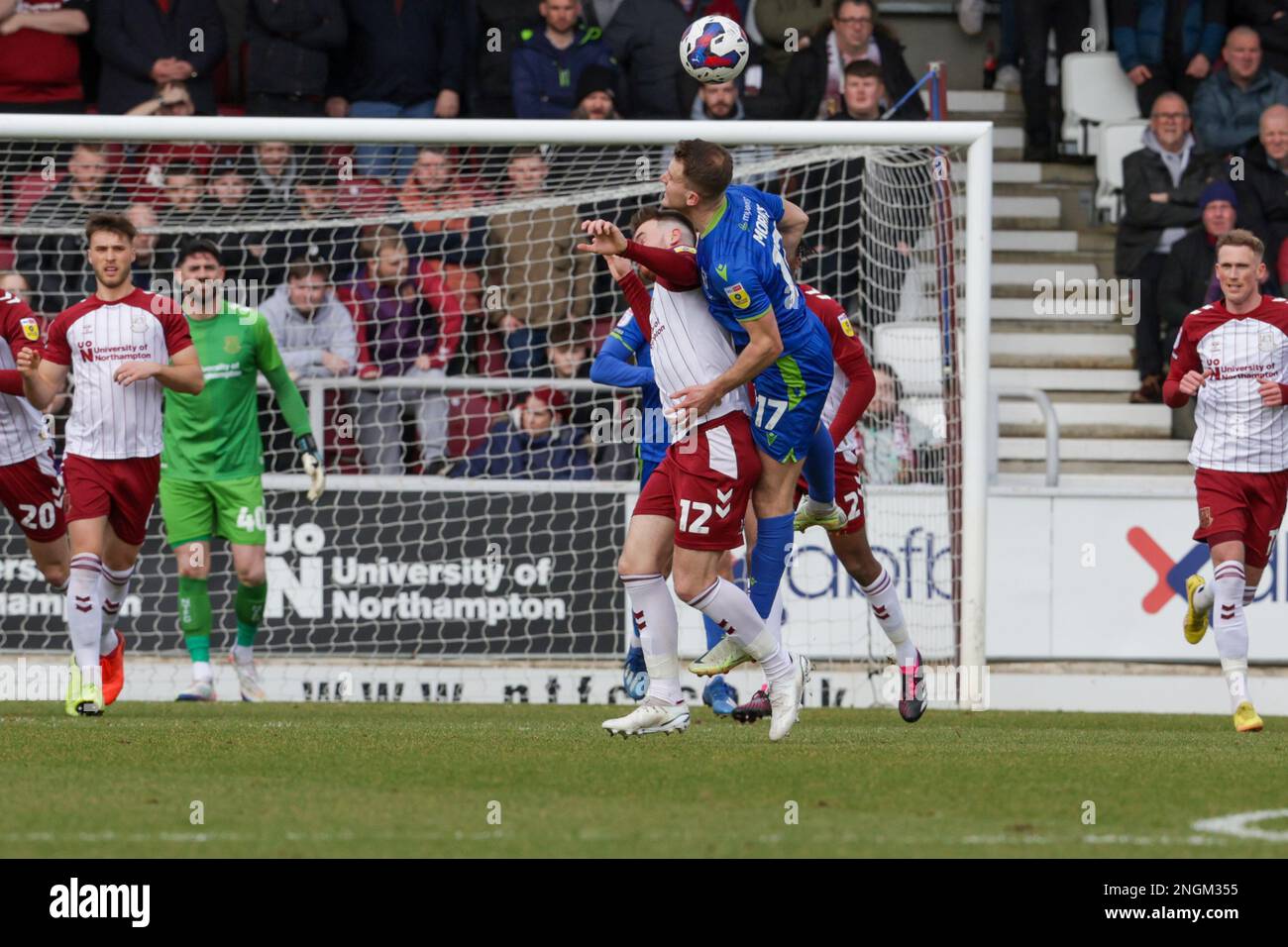 Marc Leonard, de Northampton Town, est défié par Bryn Morris, de Grimsby Town, lors de la première moitié du match de la Sky Bet League 2 entre Northampton Town et Grimsby Town au PTS Academy Stadium, à Northampton, le samedi 18th février 2023. (Photo : John Cripps | MI News) Credit : MI News & Sport /Alay Live News Banque D'Images