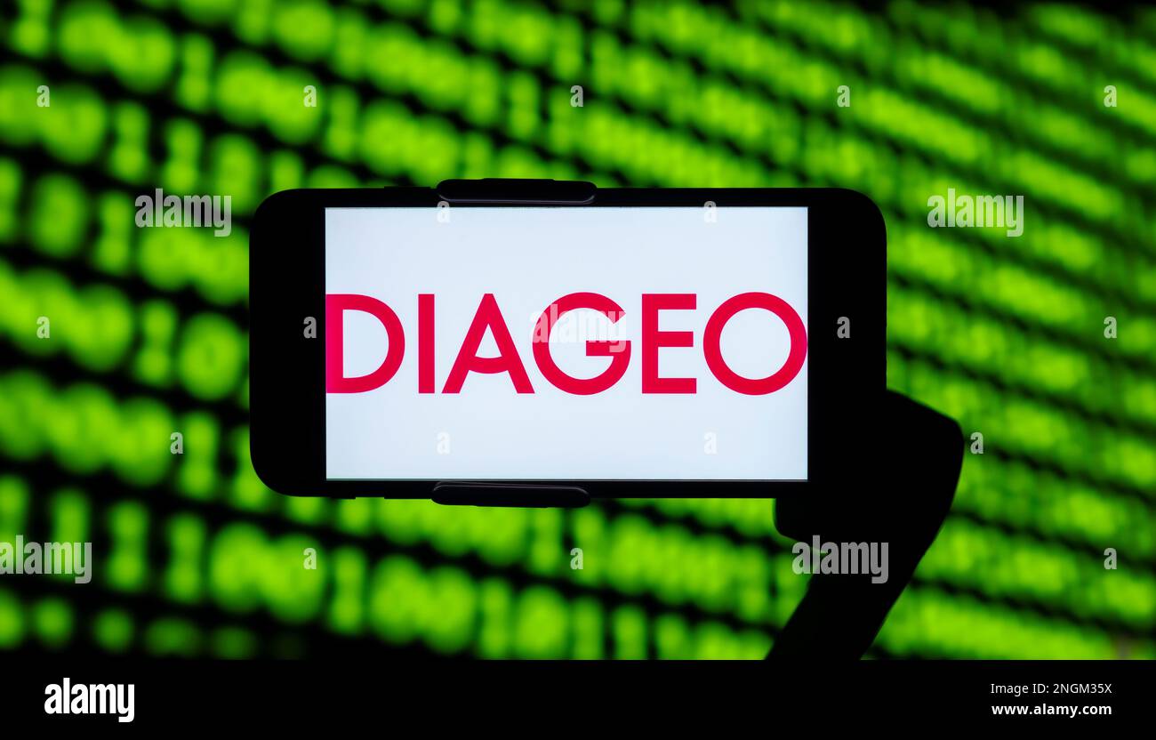 Dans cette illustration, le logo de Diageo plc affiché sur l'écran d'un téléphone portable. Banque D'Images Dans cette illustration, le logo de Diageo plc affiché sur l'écran d'un téléphone portable. Banque D'Images