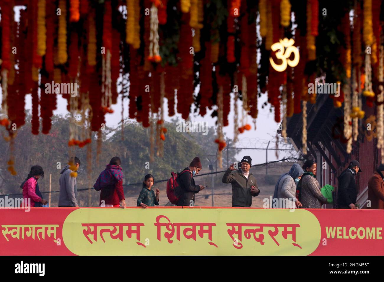 Katmandou, Népal. 18th févr. 2023. Sur 18 février 2023 à Katmandou, Népal. Les passionnés hindous restent en ligne dans les locaux du temple de Pashupatinath, site classé au patrimoine mondial de l'UNESCO, à l'occasion du festival « maha Shivaratri ». Des centaines de milliers de fidèles de la nation et du pays voisin visitent les locaux du temple de Pashupatinath, qui marque le festival annuel décrit à lord shiva. (Photo de Abhishek Maharajan/Sipa USA) crédit: SIPA USA/Alay Live News Banque D'Images