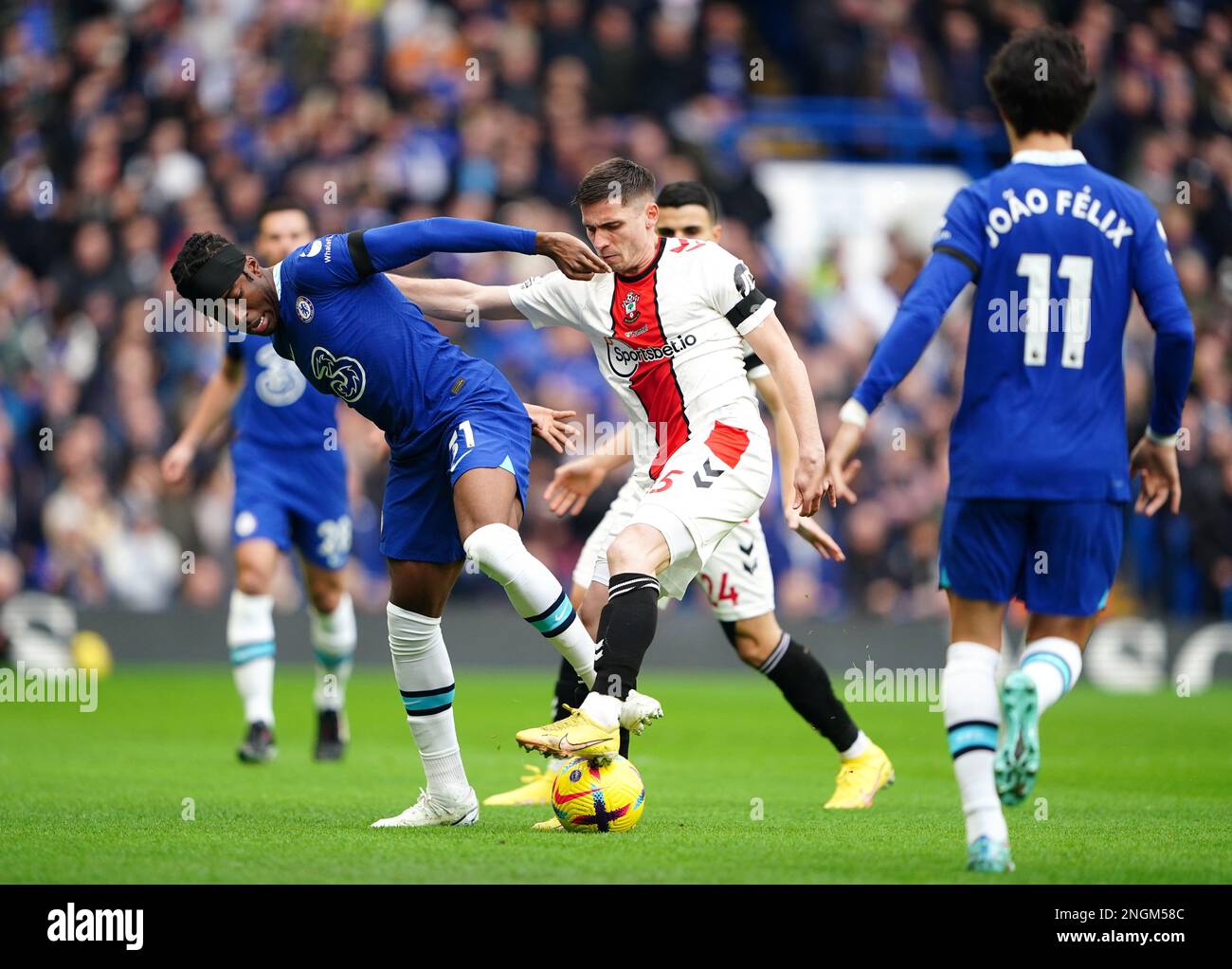 Noni Madueke de Chelsea (à gauche) et Romain Perraud de Southampton se battent pour le ballon lors du match de la Premier League à Stamford Bridge, Londres. Date de la photo: Samedi 18 février 2023. Banque D'Images