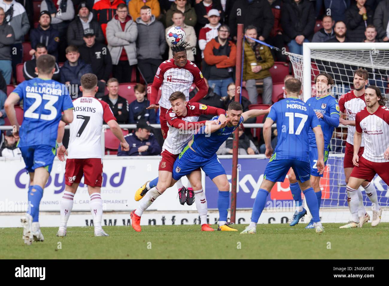 Tyler Magloire de Northampton Town dirige le ballon à l'air libre lors de la première moitié du match Sky Bet League 2 entre Northampton Town et Grimsby Town au PTS Academy Stadium, Northampton, le samedi 18th février 2023. (Photo : John Cripps | MI News) Credit : MI News & Sport /Alay Live News Banque D'Images