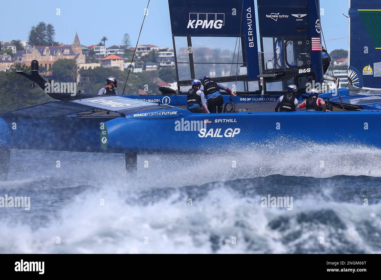 Port de Sydney, Sydney, Australie. 18th févr. 2023. 2023 KPMG Australia Sail Grand Prix Day 1; Jimmy Spithill, pilote, de Team USA a la course de yacht à pleine vitesse crédit: Action plus Sports/Alay Live News Banque D'Images