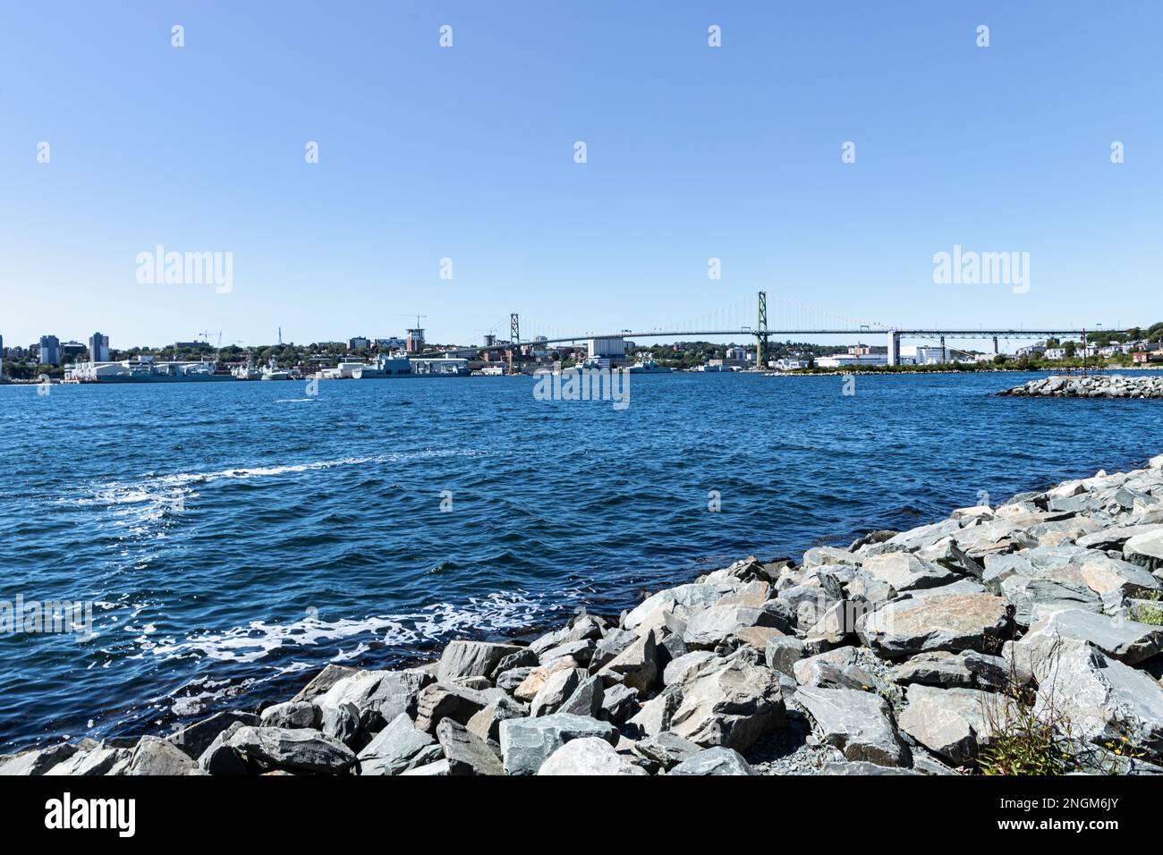 Pont Angus L. Macdonald, vue depuis le terminal de traversier d'Alderney Gate, Dartmouth - Halifax (Nouvelle-Écosse), Canada Banque D'Images