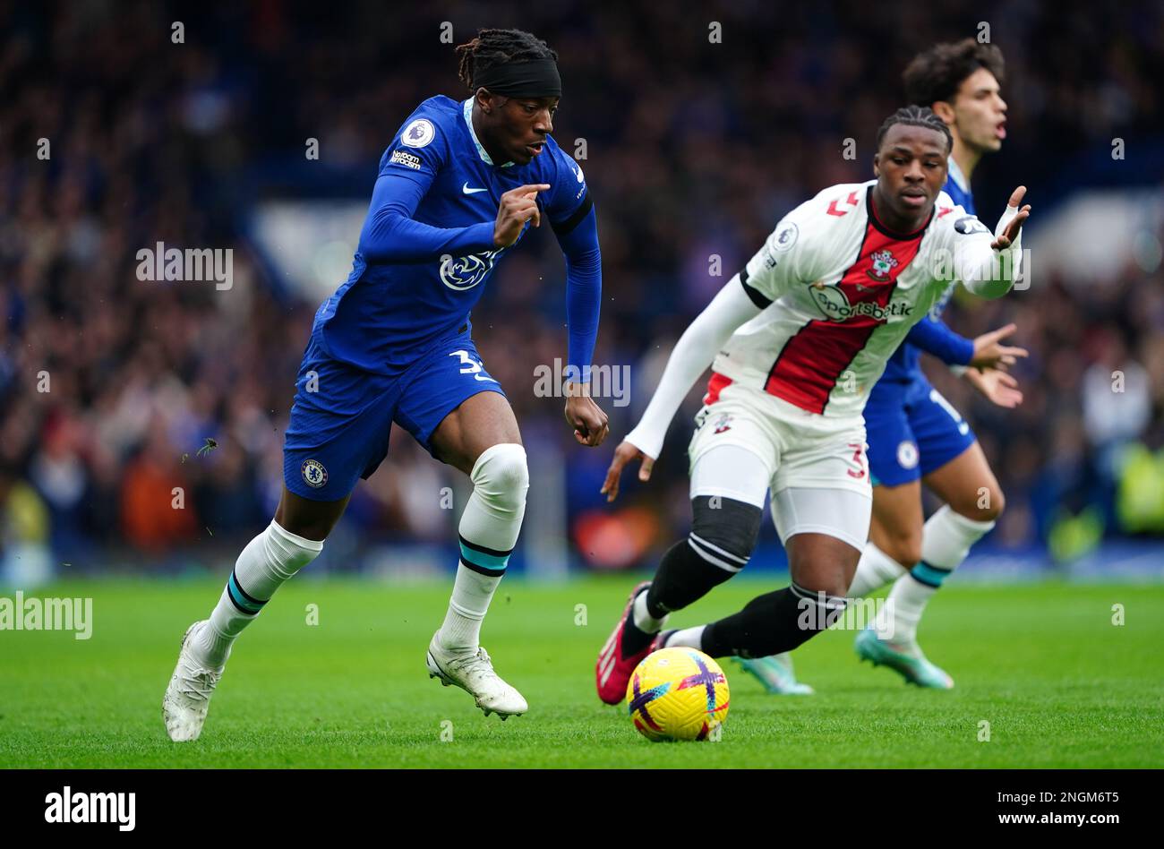Noni Madueke de Chelsea contrôle le ballon pendant le match de la Premier League à Stamford Bridge, Londres. Date de la photo: Samedi 18 février 2023. Banque D'Images