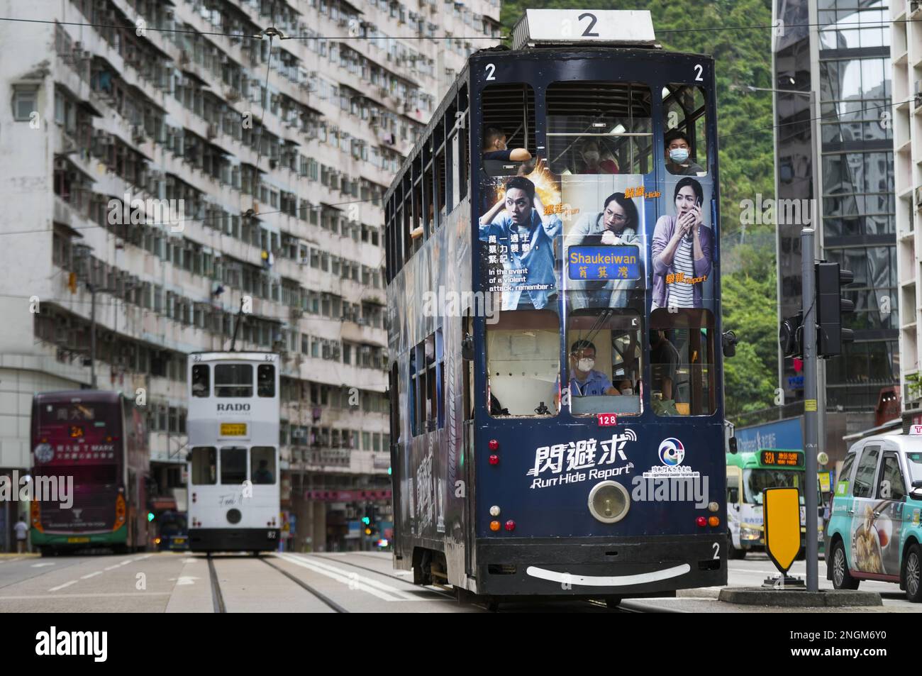 Les gens prennent le tram à Quarry Bay. Carrie Lam, chef de la direction, et le Conseil exécutif ont approuvé des augmentations de tarifs par tramway, et le tarif adulte doit passer de 2,6 HK$ à 3 HK$ en juillet. Les tramways d'une histoire de 118 ans sont l'un des premiers moyens de transport en commun de la ville. 07JUN22 SCMP / Sam Tsang Banque D'Images