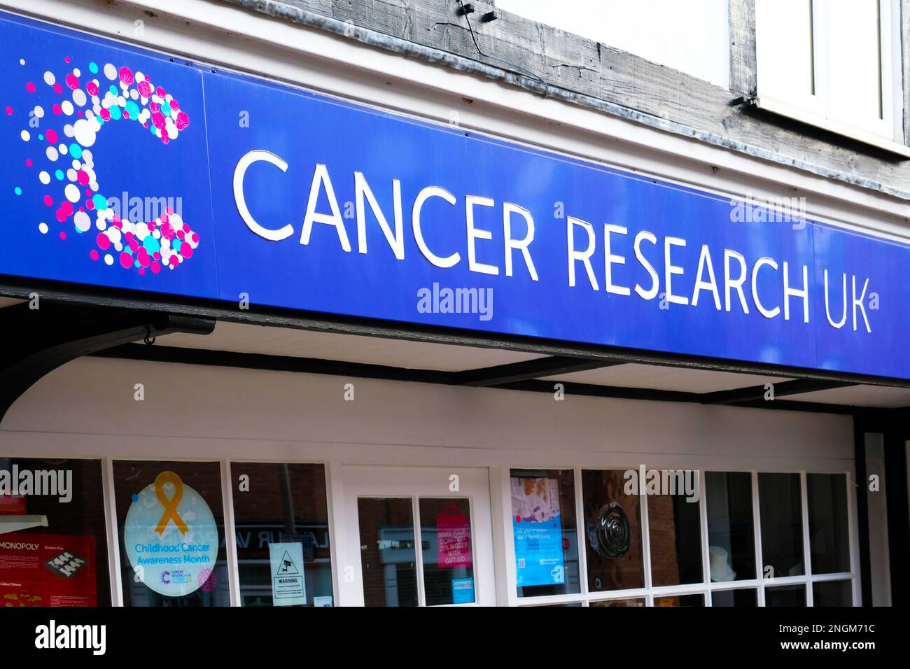 Cancer Research UK signe avec logo sur la boutique caritative UK Banque D'Images