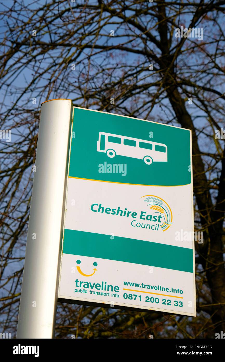 Près de l'arrêt de bus Traveline Cheshire East Council Banque D'Images