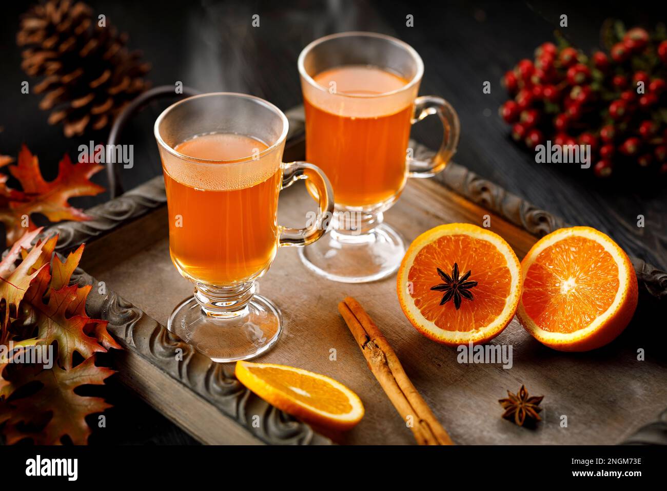 punch orange avec des tranches d'oranges et de cannelle Banque D'Images