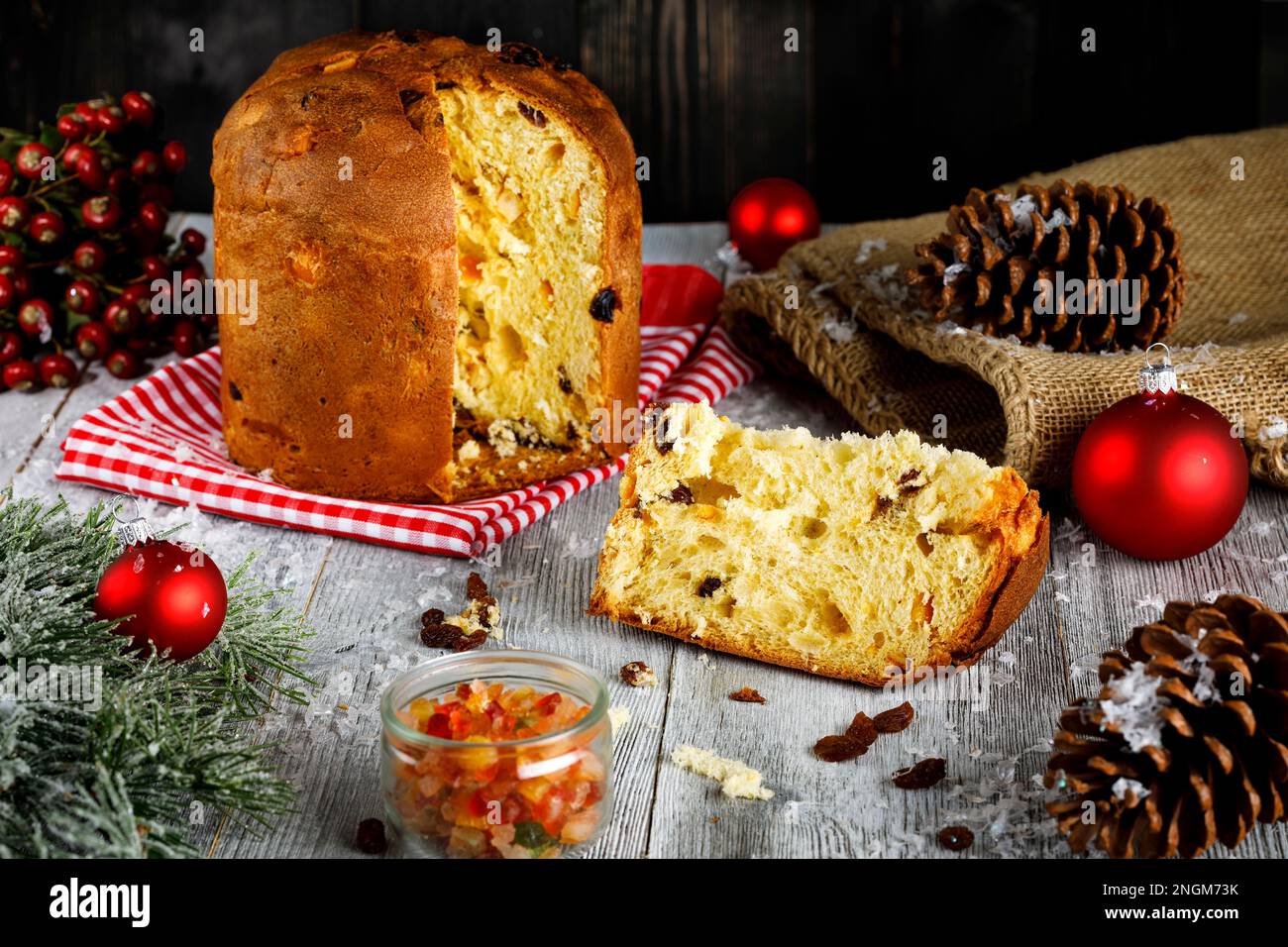 Panettone un cercueil italien contenant des raisins secs et des fruits confits Banque D'Images
