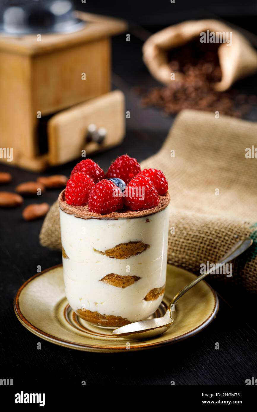 Tiramisu en verre avec baies sur le dessus Banque D'Images