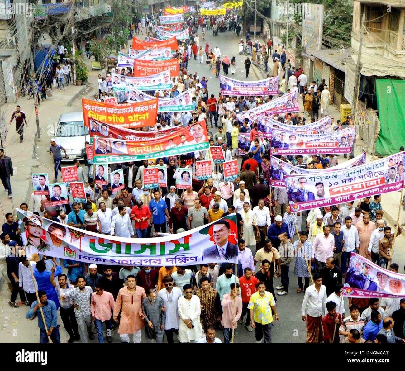 Dhaka, Dhaka, Bangladesh. 17th févr. 2023. Vendredi, les dirigeants et les activistes des unités de Dacca au sud et au nord du BNP ont fait des processions silencieuses massives et distinctes dans la capitale pour faire rentrer la demande de 20 points du parti, y compris la tenue des prochains sondages sous un gouvernement indépendant. Les organisateurs ont déclaré que le programme de mars était également destiné à enregistrer les protestations du parti contre la hausse des prix de l'énergie, du gaz et des articles essentiels, la répression sur l'opposition et la pression croissante sur le gouvernement pour libérer sans aucune condition le président du parti Khaleda Zia. ( Banque D'Images