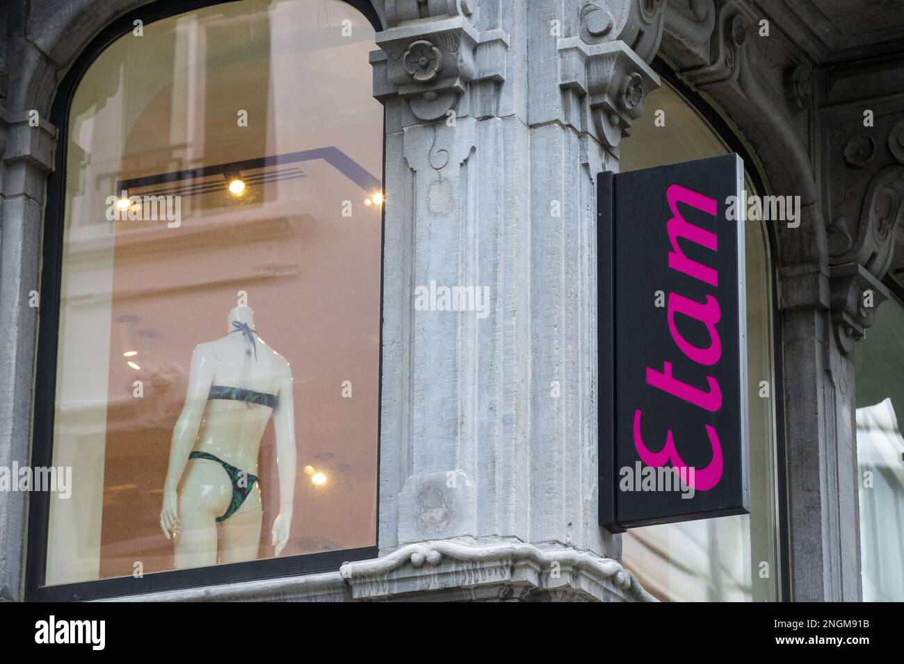 L'illustration montre le logo de la boutique Etam dans la rue commerçante  Nieuwstraat/rue Neuve à Bruxelles, le samedi 18 février 2023. BELGA PHOTO  NICOLAS MATERLINCK Photo Stock - Alamy