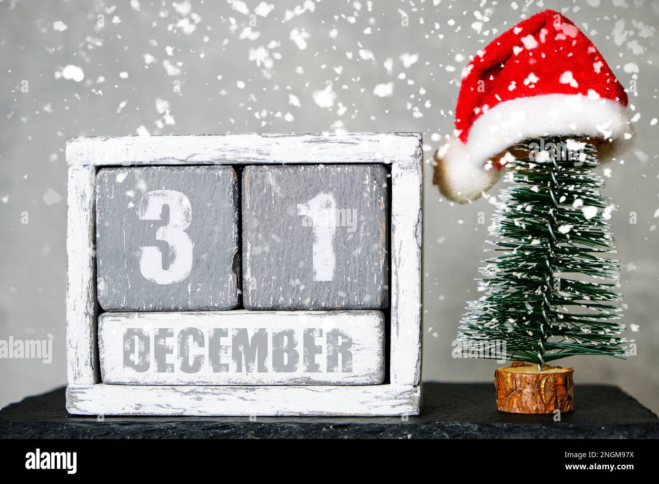 31 décembre, calendrier en bois. L'arbre de Noël est décoré avec le chapeau du Père Noël.concept du nouvel an et de Noël Banque D'Images