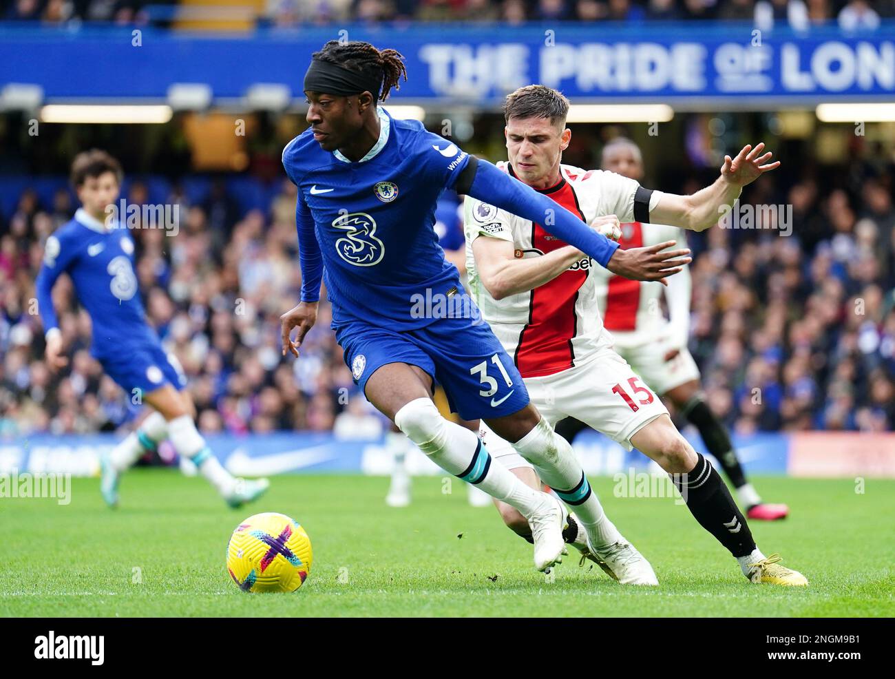 Noni Madueke de Chelsea (à gauche) et Romain Perraud de Southampton se battent pour le ballon lors du match de la Premier League à Stamford Bridge, Londres. Date de la photo: Samedi 18 février 2023. Banque D'Images