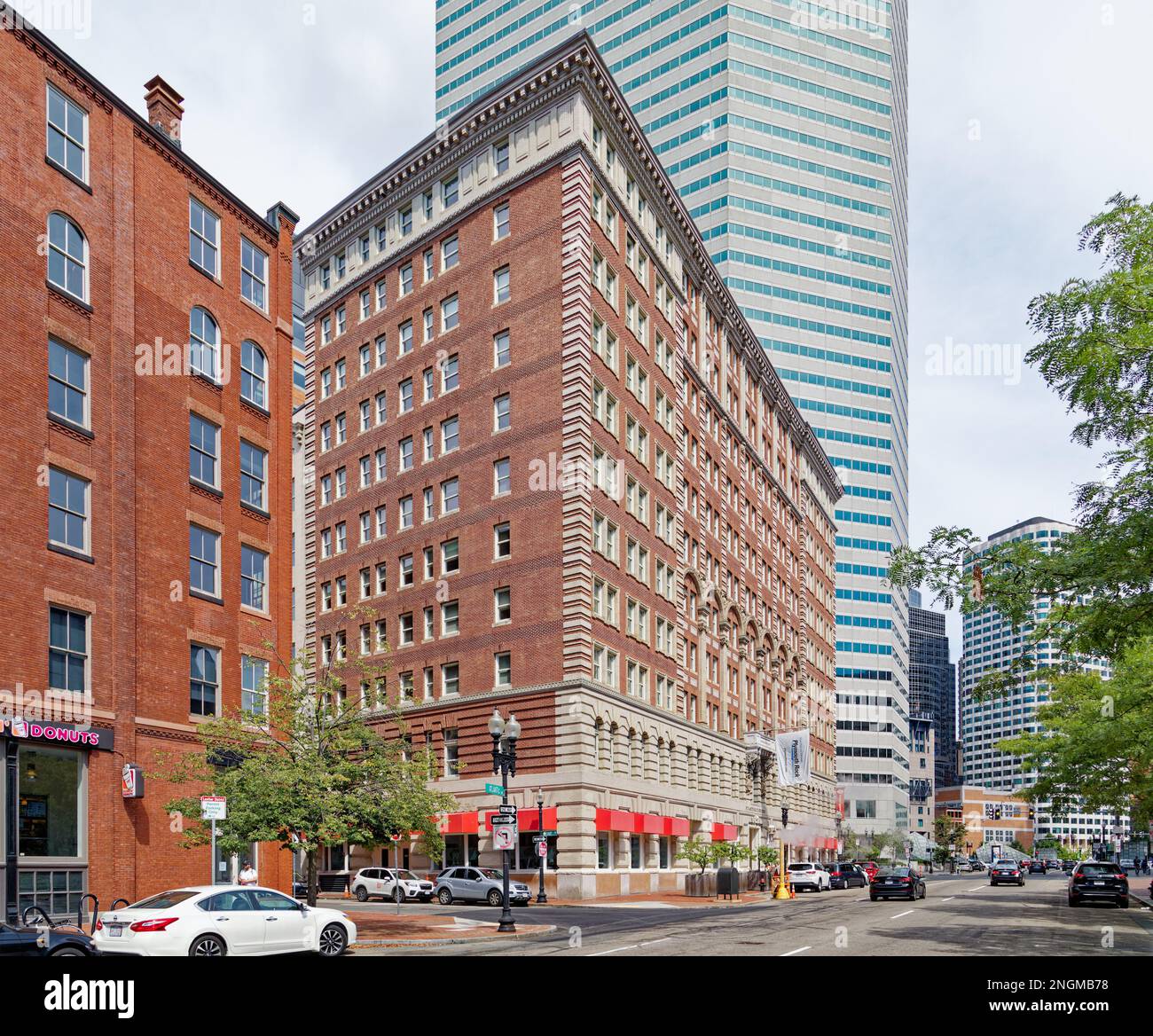 Boston Leather District: Plymouth Rock Building, ancien hôtel Essex, vue de South Station. La base en brique blanche et les papas donnent l'apparence de la pierre. Banque D'Images