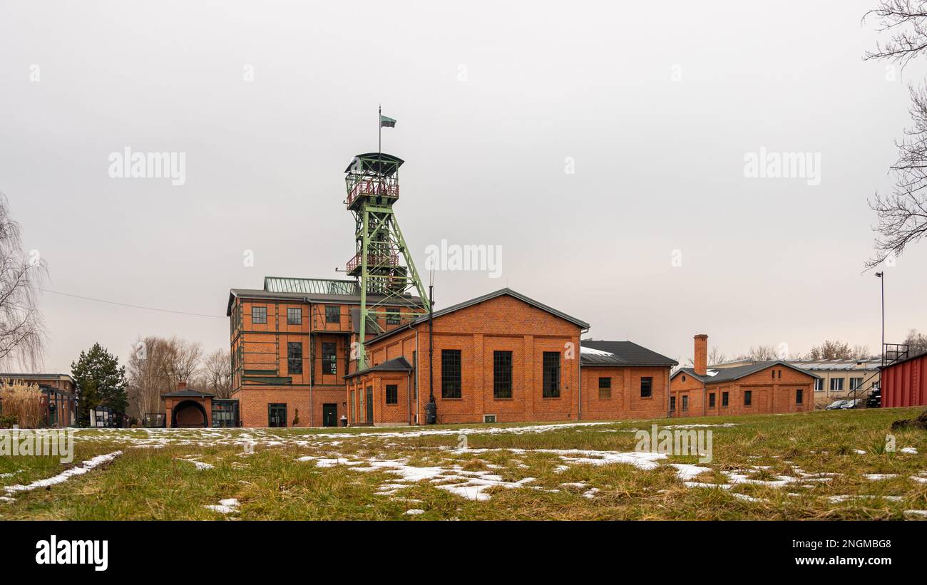 Zabrze, Silésie, Pologne - Féroé 11th, 2023: Bâtiments de l'ancienne mine 'Concordia', tour d'arbre 'Maciej', vu à travers le gros volant. Banque D'Images