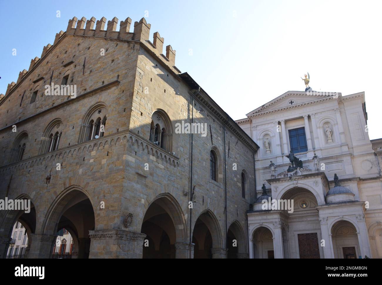 Piazza Duomo, Palazzo della Ragione et cathédrale Saint-Alessandro, Citta Alta, Bergame, Lombardie, Italie Banque D'Images