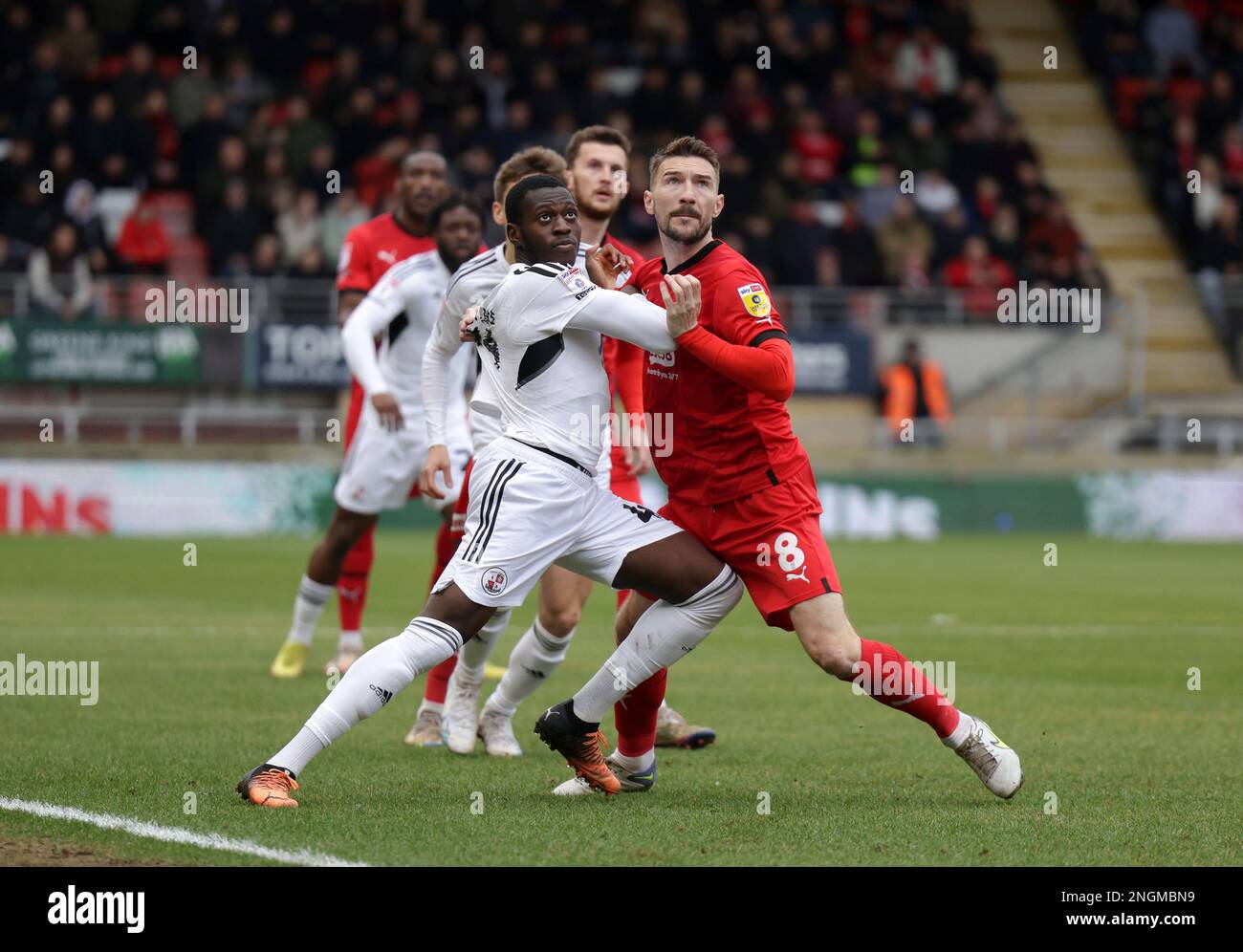 Tom James de Leyton Orient s'est battu avec Jayden Davis de Crawley Town lors du match de Sky Bet League One à Brisbane Road, Londres. Date de la photo: Samedi 18 février 2023. Banque D'Images