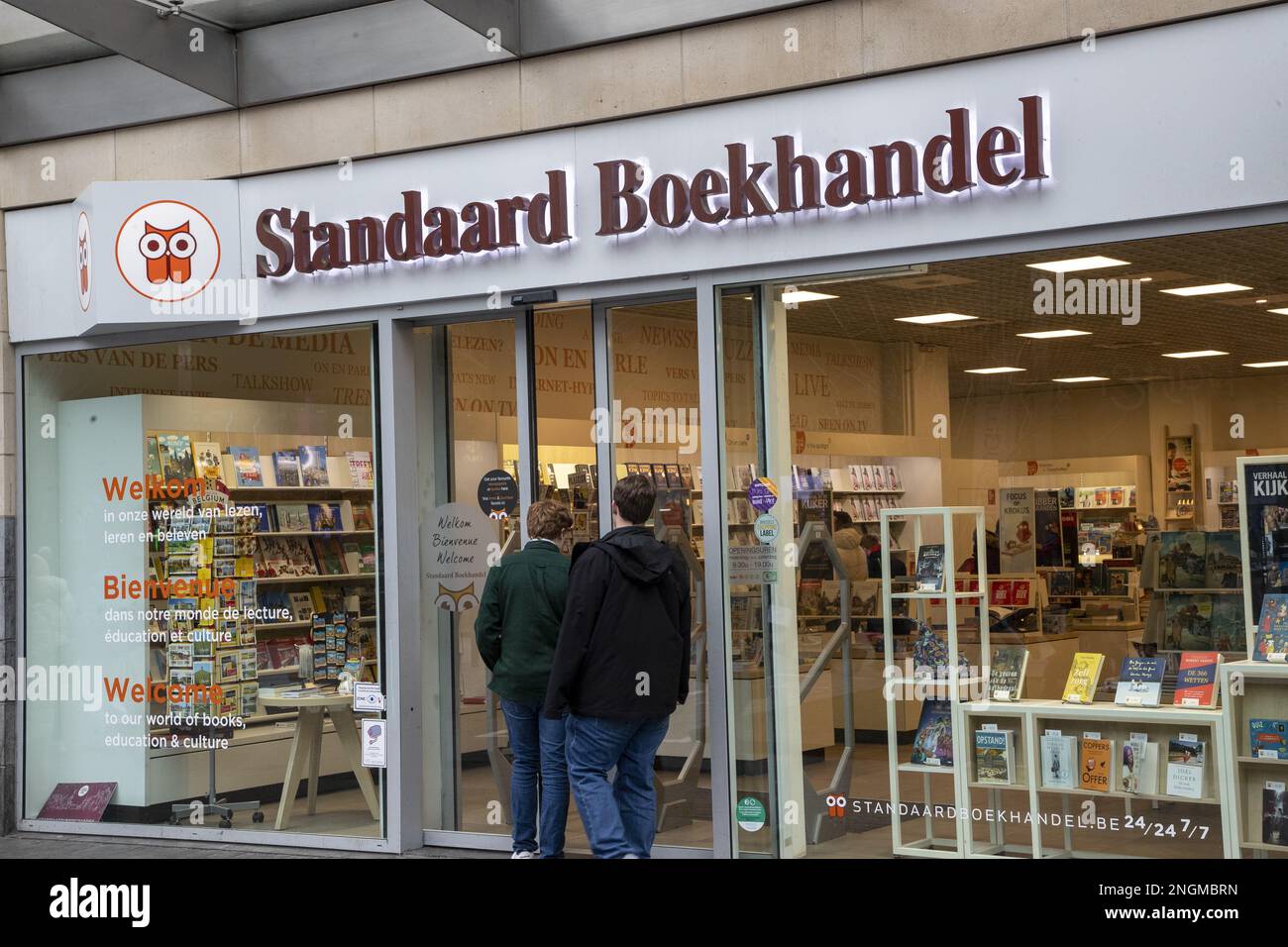 Illustration montre le logo de la boutique Standaard Boekhandel dans le quartier de Brouckere place - Brouckereplein dans le centre de Bruxelles, samedi 18 février 2023. BELGA PHOTO NICOLAS MATERLINCK Banque D'Images