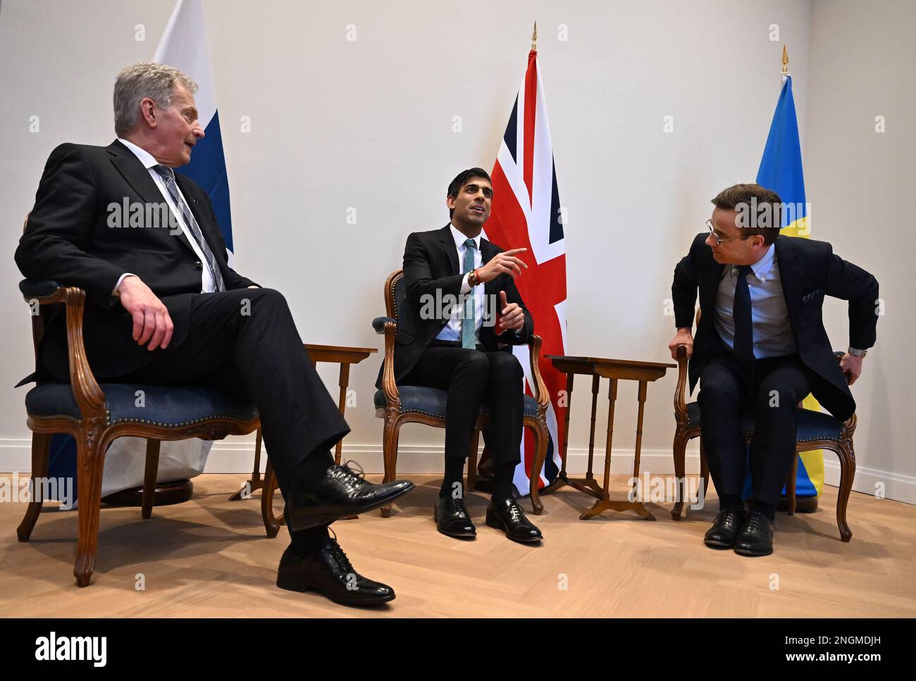 (De gauche à droite) le Président finlandais, Sauli Niinisto, le Premier ministre, Rishi Sunak, et le Premier ministre suédois, Ulf Kristersson, prennent place à leur réunion trilatérale en marge de la Conférence de Munich sur la sécurité en Allemagne. M. Sunak devrait également rencontrer le président de la Commission européenne Ursula von der Leyen en marge pour parler d'un accord visant à fixer le protocole d'Irlande du Nord. Date de la photo: Samedi 18 février 2023. Banque D'Images