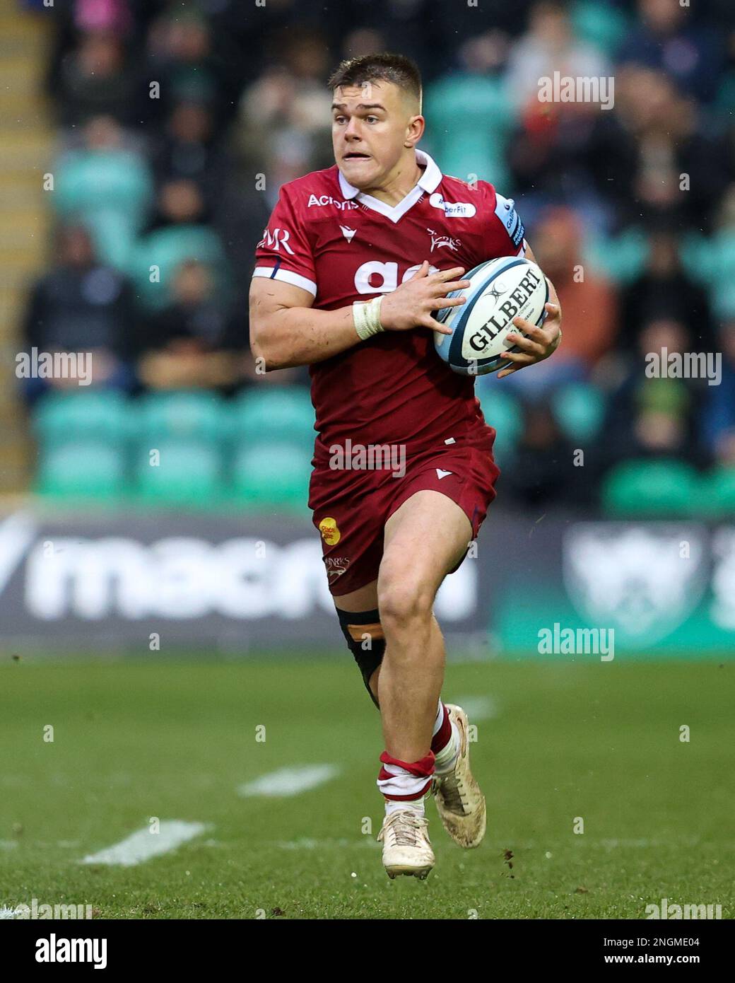 Joe Carpenter de sale Sharks court avec le ballon pendant le match de Premiership Gallagher Northampton Saints vs sale Sharks at Franklin's Gardens, Northampton, Royaume-Uni, 18th février 2023 (photo de Nick Browning/News Images) Banque D'Images