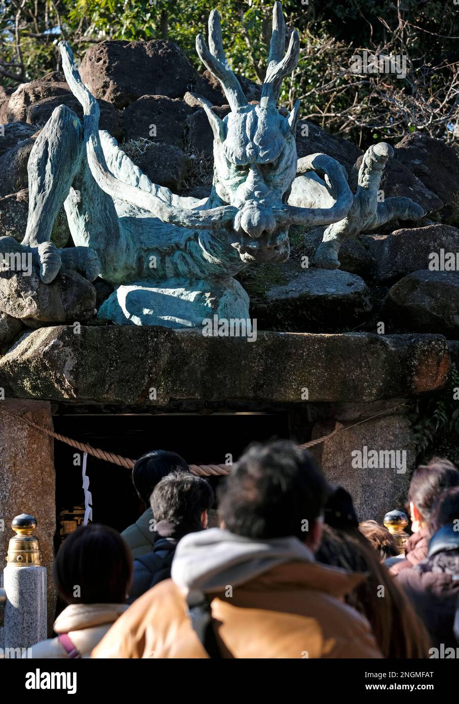 Statue du Dragon au Palais du Dragon, partie du sanctuaire d'Enoshima sur la péninsule d'Enoshima avec des personnes anonymes vues de l'arrière par une journée ensoleillée Banque D'Images