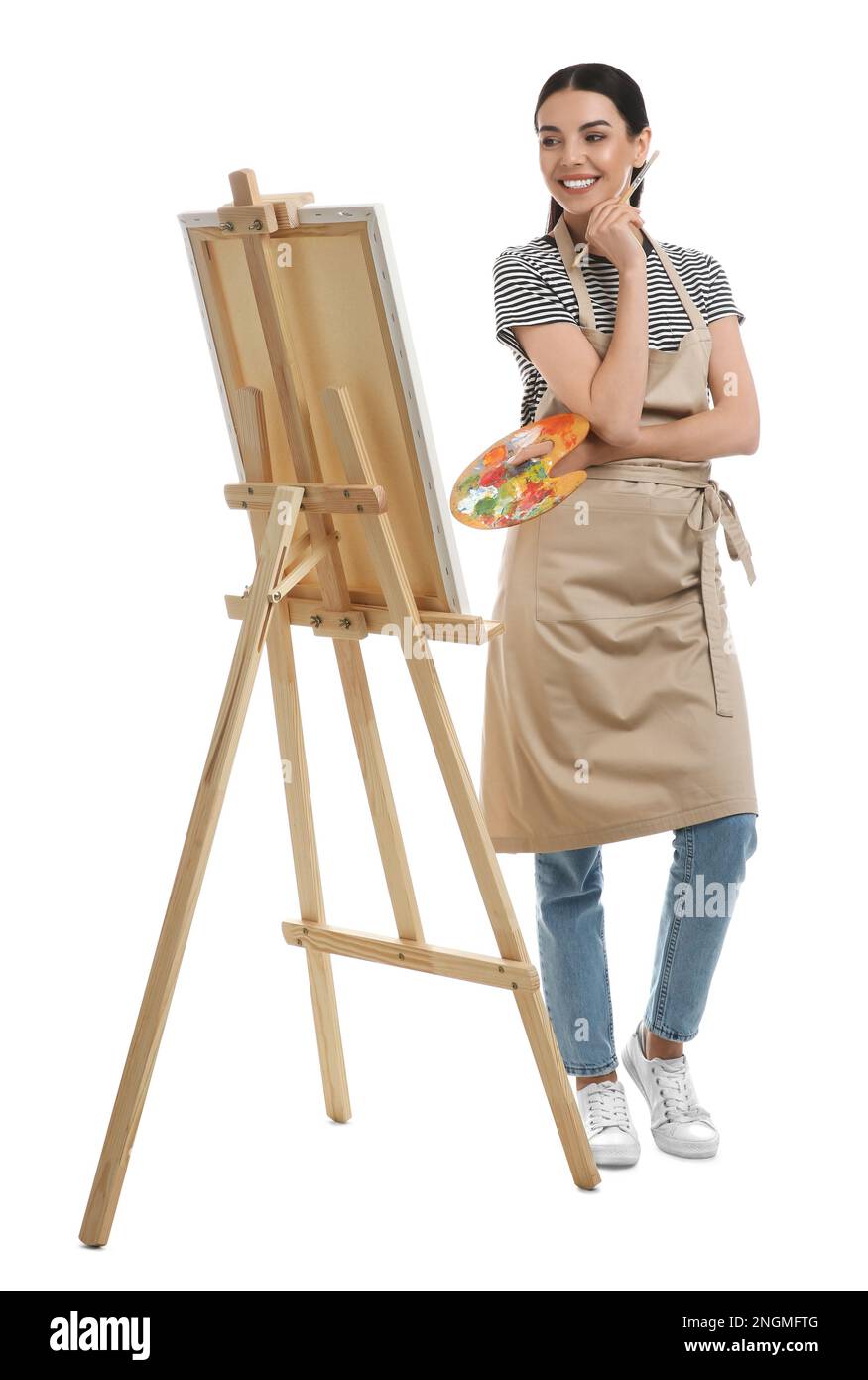 Jeune femme avec outils de dessin près de chevalet sur fond blanc Banque D'Images
