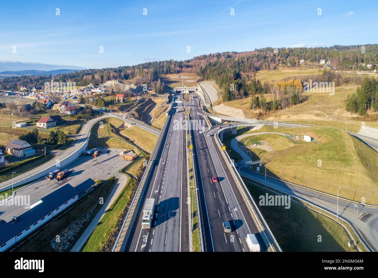 Pologne. Autoroute Zakopianka avec tunnel récemment ouvert en novembre 2022. Il rend le voyage de Cracovie à Zakopane et Slovaquie beaucoup plus rapide. crc multiniveau Banque D'Images