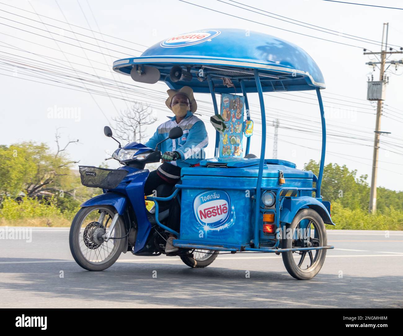 BANGKOK, THAÏLANDE, LE 07 2023 FÉVRIER, un vendeur de crème glacée fait rouler une moto à trois roues le long d'une route Banque D'Images