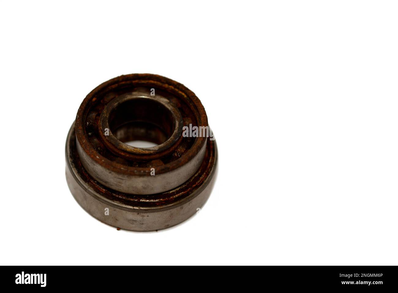 Kit de roulement à billes et joint d'huile qui ont été remplacés par de nouveaux, entretien de la machine à laver, machine de fixation et concept de remplacement, Rusty Old Dirty a Banque D'Images