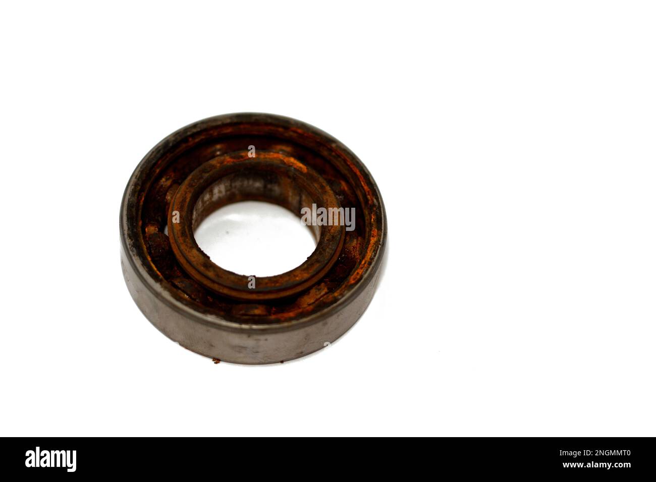 Kit de roulement à billes et joint d'huile qui ont été remplacés par de nouveaux, entretien de la machine à laver, machine de fixation et concept de remplacement, Rusty Old Dirty a Banque D'Images