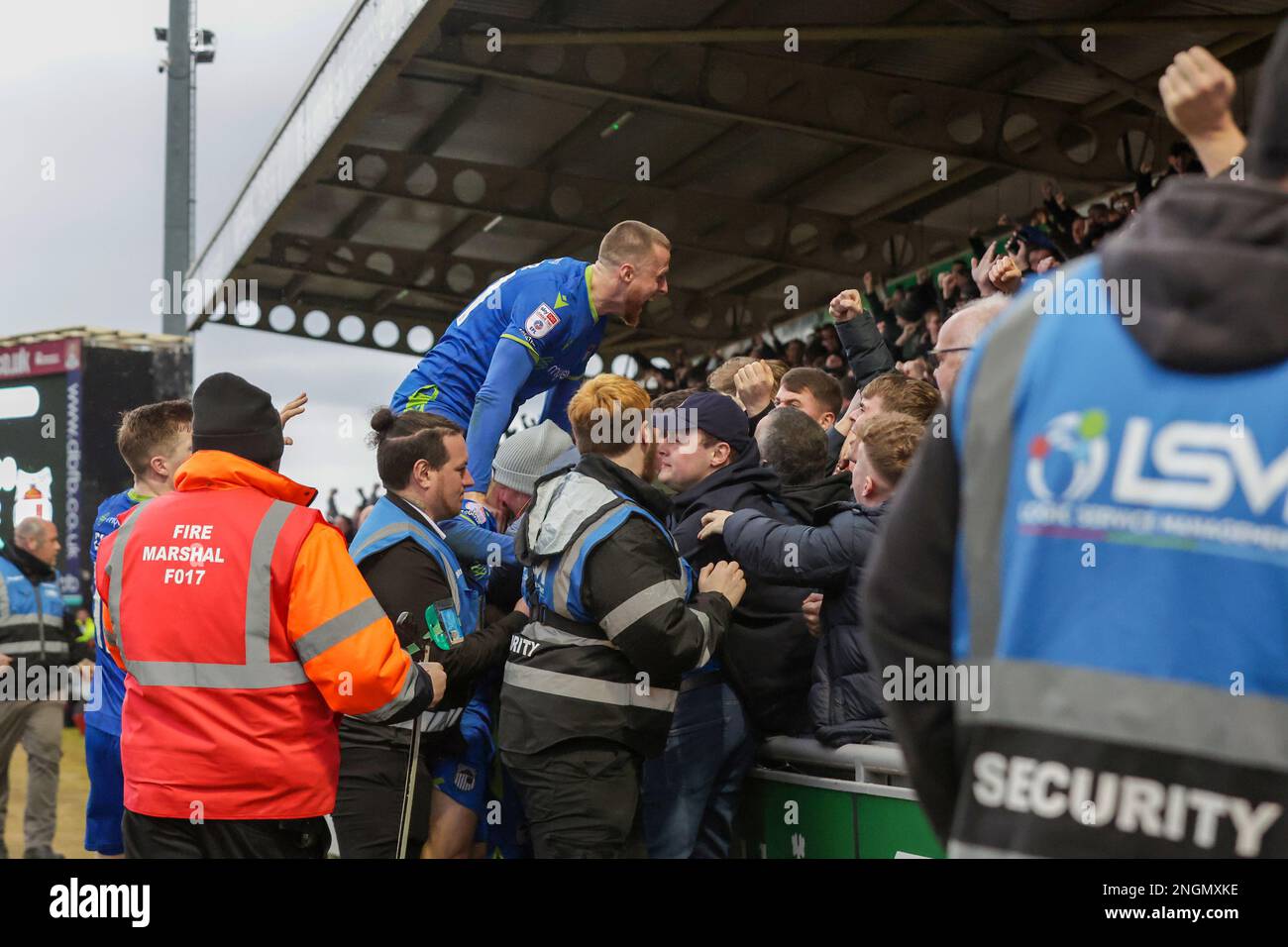 Anthony Driscoll-Glennon célèbre après avoir marqué Grimsby Town, pour prendre l'initiative du faire 2 - 1 contre Northampton Town, lors de la deuxième moitié du match Sky Bet League 2 entre Northampton Town et Grimsby Town au PTS Academy Stadium, Northampton, le samedi 18th février 2023. (Photo : John Cripps | MI News) Credit : MI News & Sport /Alay Live News Banque D'Images