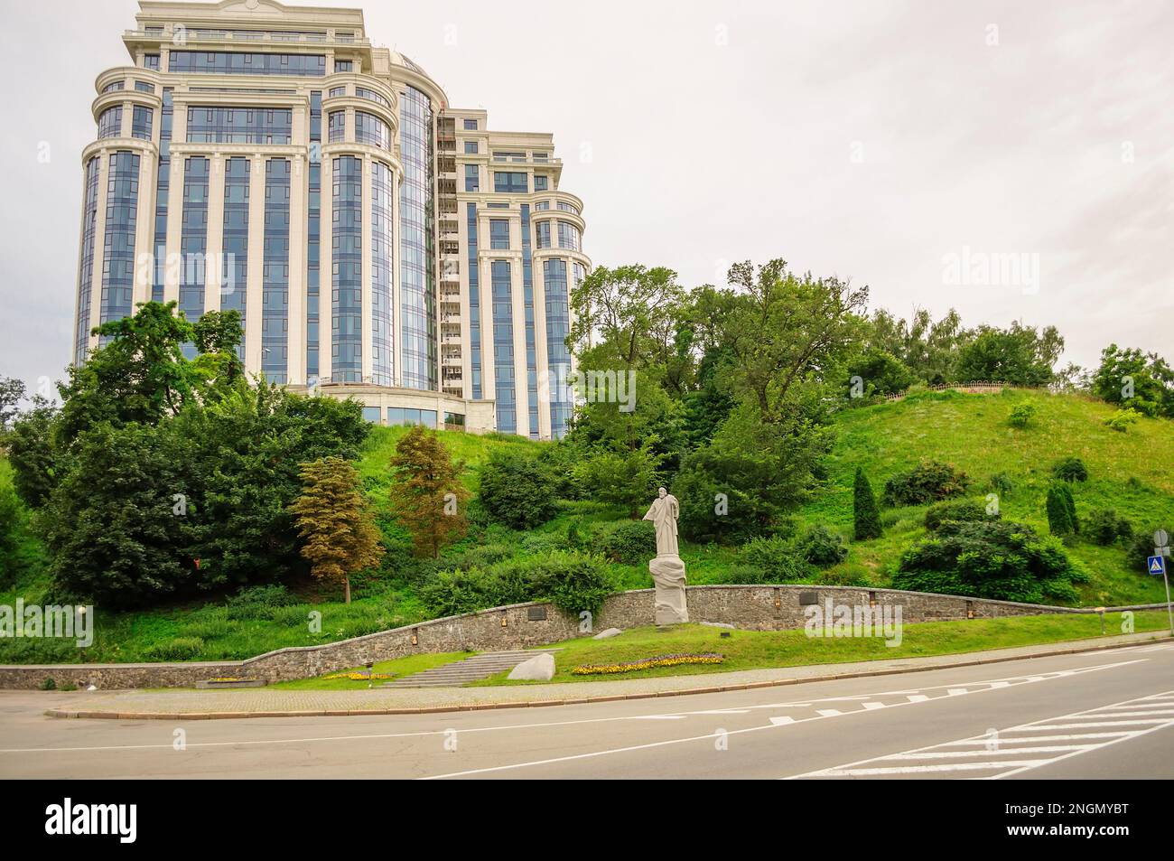 Kiev, Ukraine. 19 juillet 2014. Maison d'habitation sur la rive abrupte du Dniepr, une pente verte avec une autoroute. Monument à St. Andrew Banque D'Images