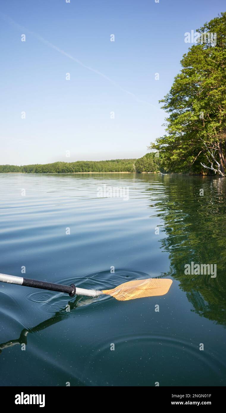 Kayak paddle dans l'eau, mise au point sélective. Banque D'Images Kayak paddle dans l'eau, mise au point sélective. Banque D'Images