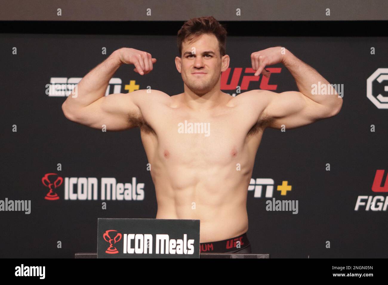 LAS VEGAS, NV - FÉVRIER 17 : Jordan Wright, combattant de l'UFC, pose sur la balance pendant l'UFC Vegas 69 Weight INS à l'UFC Apex sur 17 février 2023, à Las Vegas, Nevada, États-Unis. (Photo de Diego Ribas/PxImages) Banque D'Images