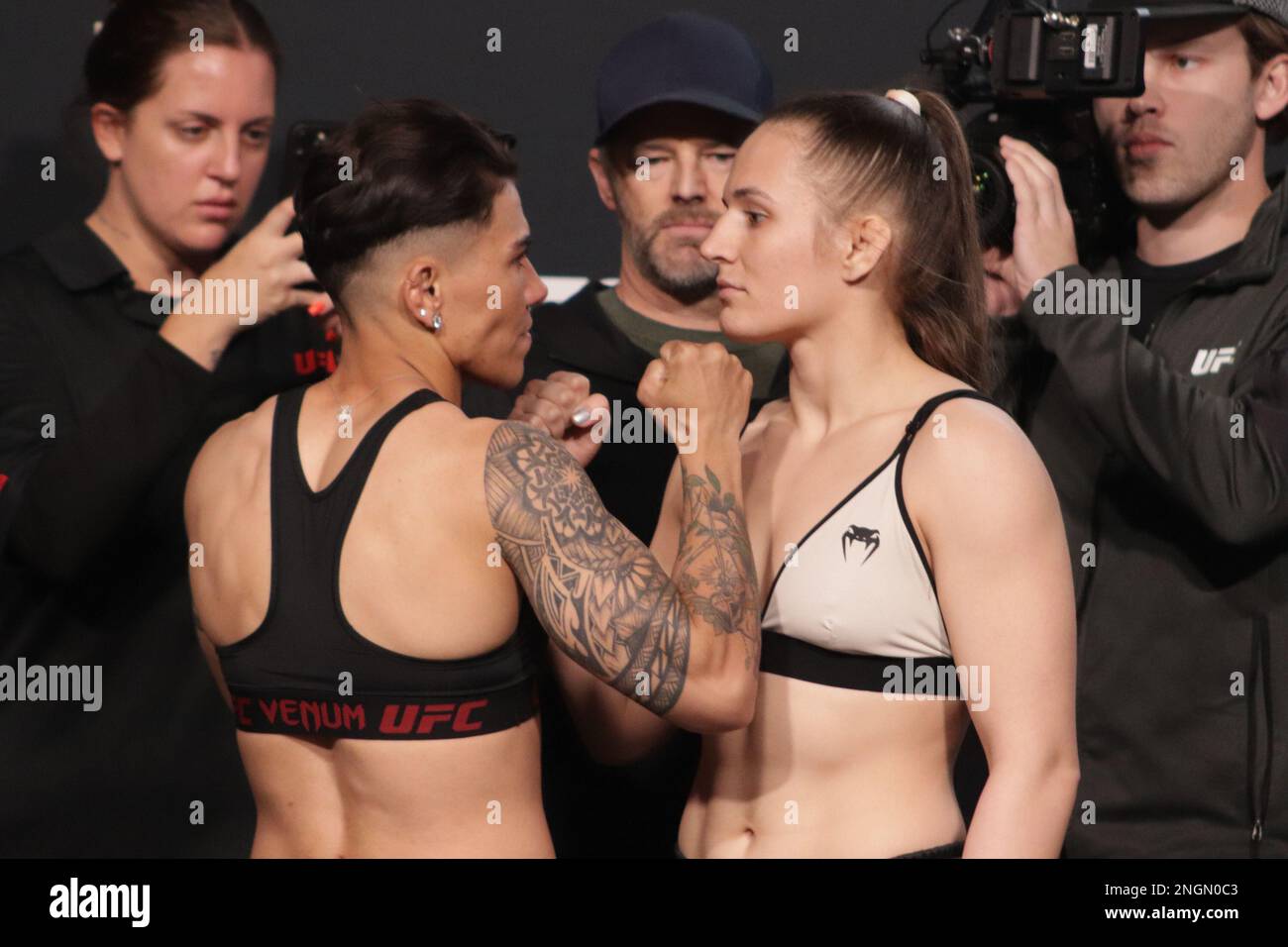 Las Vegas, NV - FÉVRIER 17 : (L-R)Jéssica Andrade et Erin Blanchfield affrontent pendant l'UFC Vegas 69 à l'UFC Apex sur 17 février 2023 à Las Vegas, Nevada, États-Unis. (Photo de Diego Ribas/PxImages) Banque D'Images