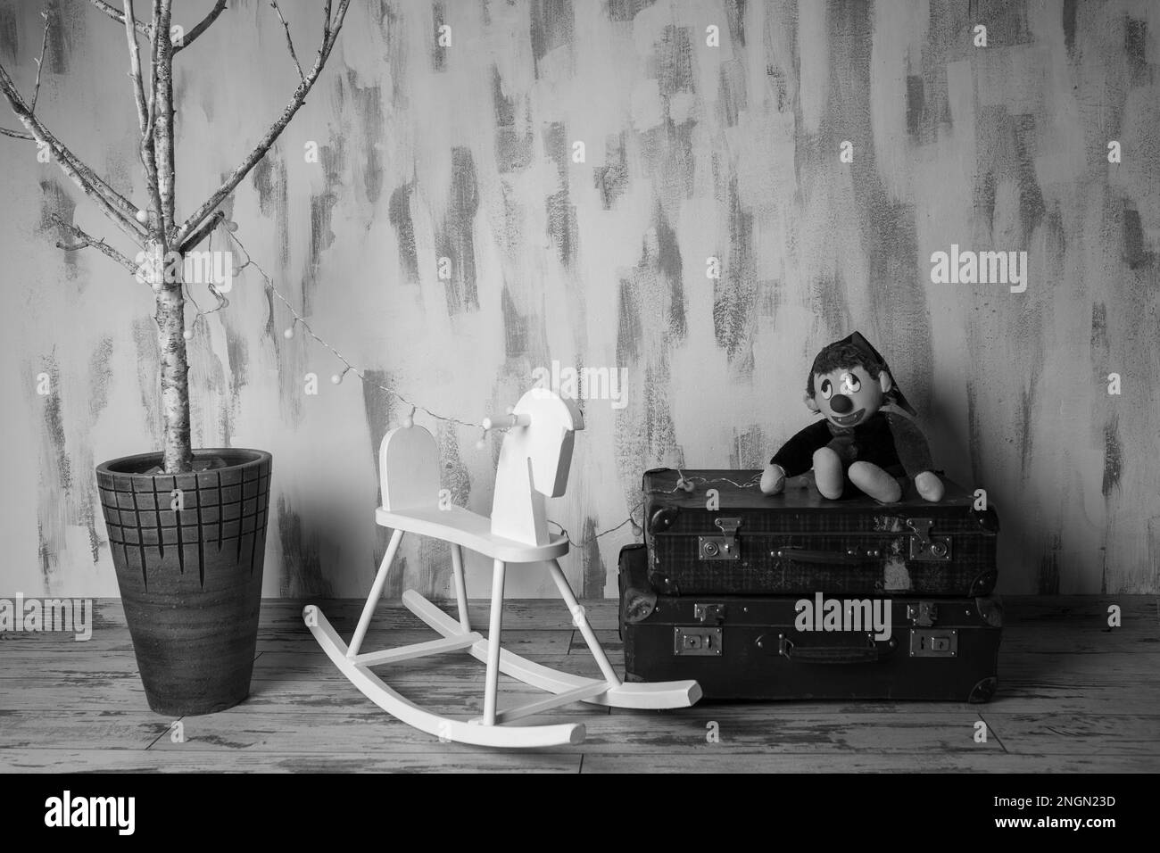 Une scène de Noël minimaliste, noir et blanc avec un clown sur les valises. En studio Banque D'Images
