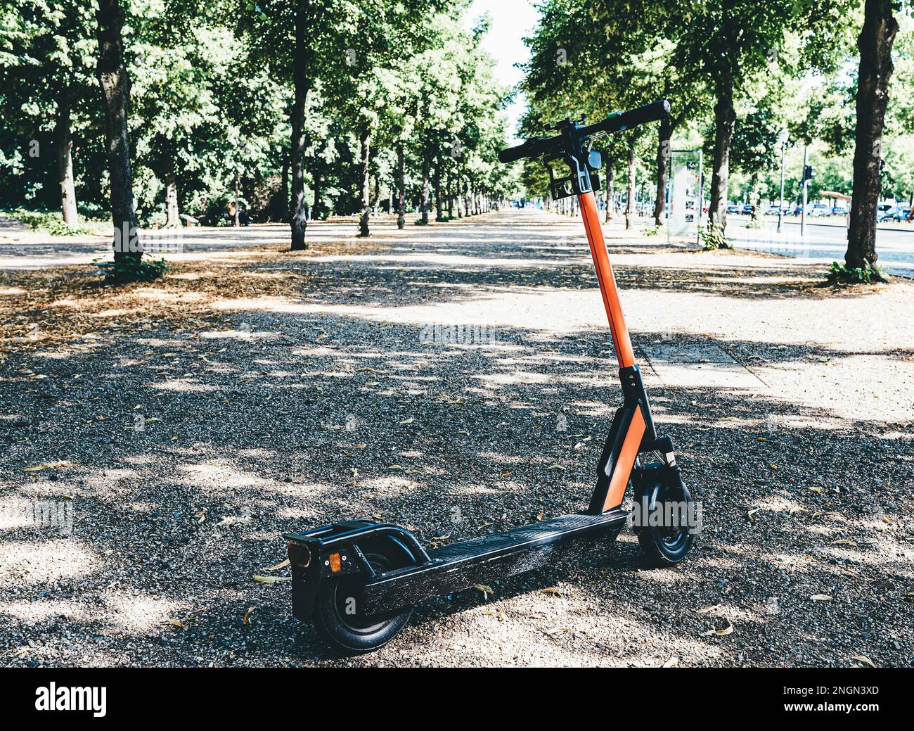 L'e-scooter, location de scooter motorisé, garé dans un parc public à Berlin, Allemagne Banque D'Images