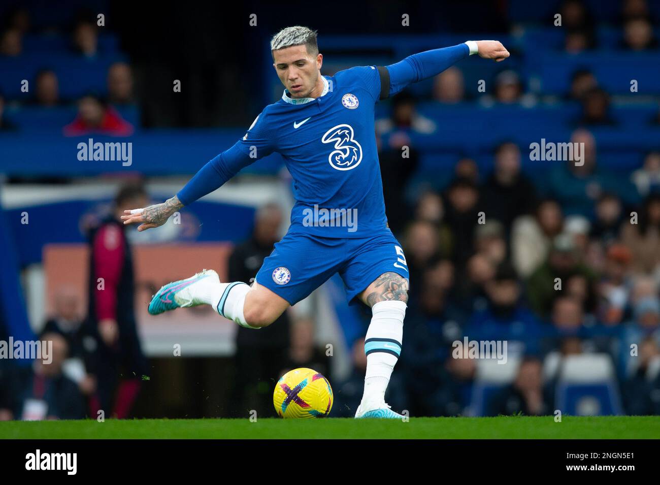 Londres, Royaume-Uni. 18th févr. 2023. Enzo Fernandez, de Chelsea, lors du match de la Premier League entre Chelsea et Southampton au Stamford Bridge, Londres, Angleterre, le 18 février 2023. Photo de Salvio Calabre. Utilisation éditoriale uniquement, licence requise pour une utilisation commerciale. Aucune utilisation dans les Paris, les jeux ou les publications d'un seul club/ligue/joueur. Crédit : UK Sports pics Ltd/Alay Live News Banque D'Images