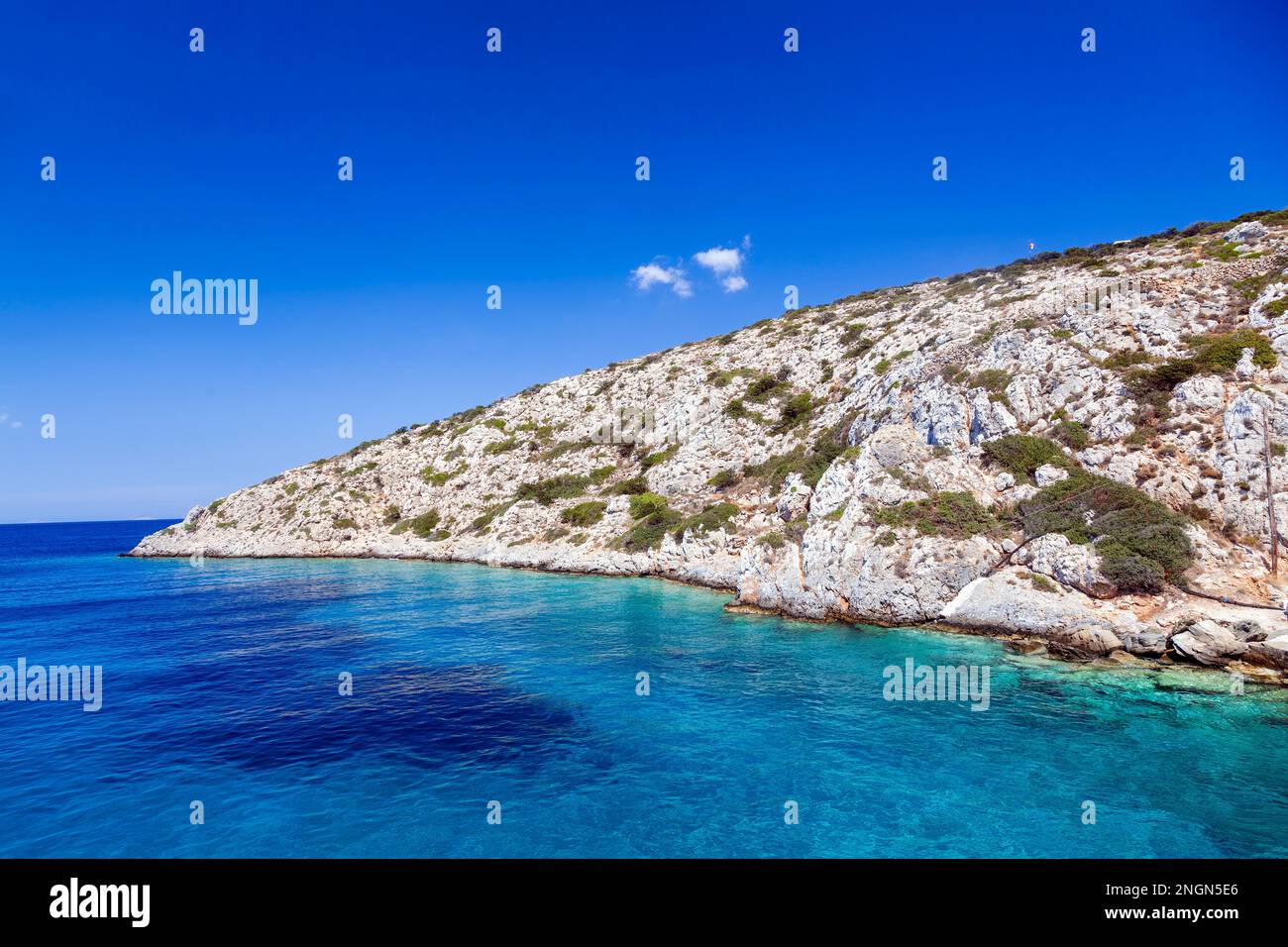 Côte rocheuse de l'île d'Iraklia, Grèce, une des îles des petits Cyclades, près de l'île de Naxos, dans les îles des Cyclades de la mer Egée, Grèce. Banque D'Images