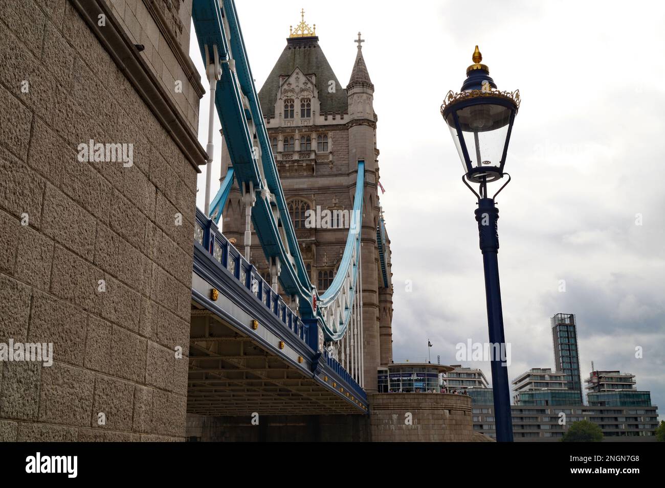 Circulation urbaine animée et personnes traversant l'historique Tower Bridge un jour d'été à Londres (Londres, Angleterre, Royaume-Uni, 20 août 2015) Banque D'Images