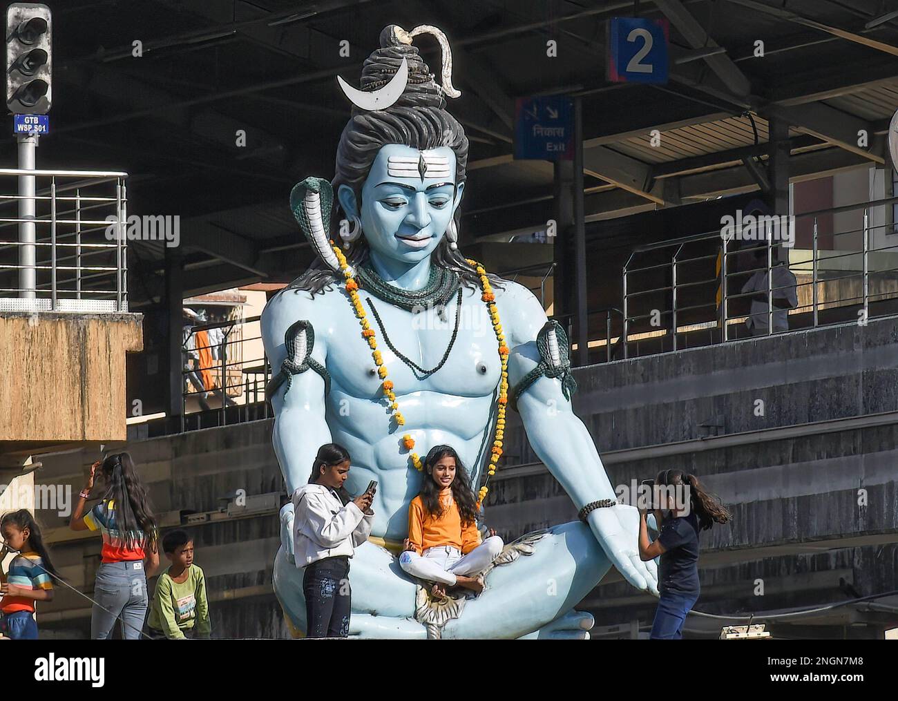 Mumbai, Inde. 18th févr. 2023. Une fille est vue assise sur les genoux de la statue de dieu hindou Shiva sur le toit d'un temple à l'occasion de Mahashivratri (Grande nuit de Shiva) à Mumbai. Mahashivratri (Grande nuit de Shiva) est célébré par les Hindous pour commémorer le mariage de dieu Shiva à la déesse Parvati. Les dévotés jeûnent ce jour-là et cherchent des bénédictions de dieu Shiva. (Photo par Ashish Vaishnav/SOPA Images/Sipa USA) crédit: SIPA USA/Alay Live News Banque D'Images