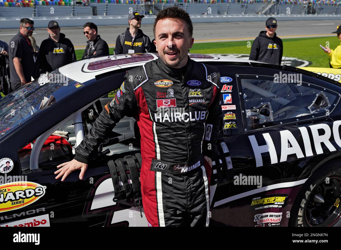 Actor turned race car driver Frankie Muniz leans on his car before the ARCA 200 auto race Saturday, Feb. 18, 2023, at Daytona International Speedway in Daytona Beach, Fla. (AP Photo/Chris O'Meara) Banque D'Images