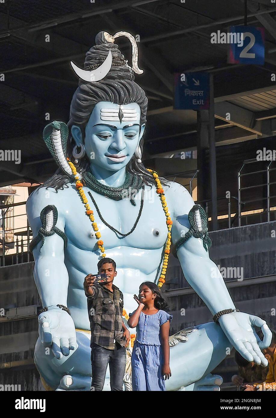 Mumbai, Maharashtra, Inde. 18th févr. 2023. Un garçon et une fille prennent un selfie près de la statue du dieu hindou Shiva à l'occasion de Mahashivratri (Grande nuit de Shiva) à Mumbai. Mahashivratri (Grande nuit de Shiva) est célébré par les Hindous pour commémorer le mariage de dieu Shiva à la déesse Parvati. Les dévotés jeûnent ce jour-là et cherchent des bénédictions de dieu Shiva. (Credit image: © Ashish Vaishnav/SOPA Images via ZUMA Press Wire) USAGE ÉDITORIAL SEULEMENT! Non destiné À un usage commercial ! Crédit : ZUMA Press, Inc./Alay Live News Banque D'Images