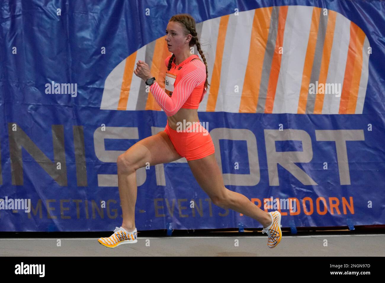 APELDOORN, PAYS-BAS - FÉVRIER 18 : Femke bol en compétition sur les 400m femmes lors des championnats hollandais d'athlétisme en intérieur 2023 à Omnisport sur 18 février 2023 à Apeldoorn, pays-Bas (photo de Patrick Goosen/Orange Pictures) Banque D'Images