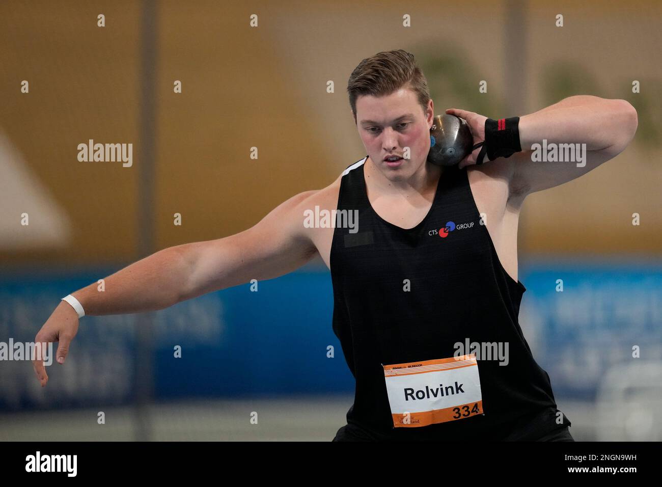 APELDOORN, PAYS-BAS - FÉVRIER 18 : Ruben Rolvink en compétition sur le tir mettre des hommes pendant les Championnats néerlandais Athlétisme en salle 2023 à Omnisport sur 18 février 2023 à Apeldoorn, pays-Bas (photo par Patrick Goosen/Orange Pictures) Banque D'Images